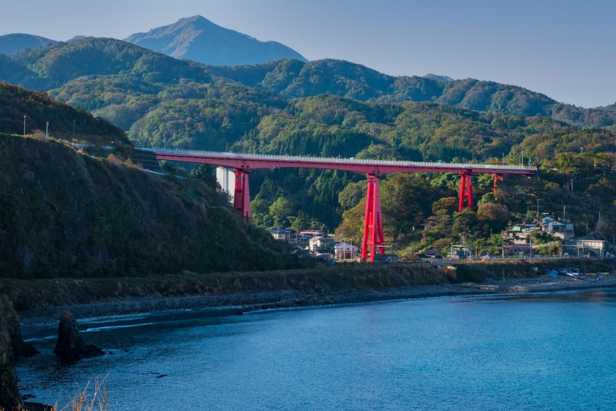 新潟県柏崎市の米山大橋と谷根川の町並み