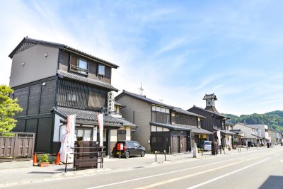 新潟県村上市の上町の日本家屋と古い町並み
