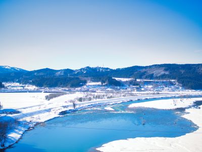 新潟県関川村の冬の雪景色と信濃川