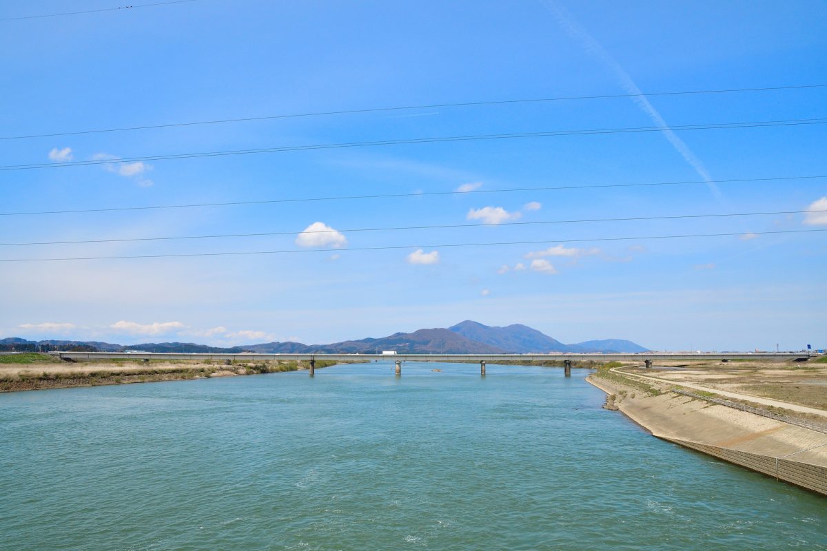 新潟県燕市の大河津分水と田舎の風景