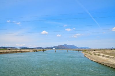 新潟県燕市の大河津分水と田舎の風景