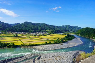 新潟県津南町の品の川とのどかな田園風景