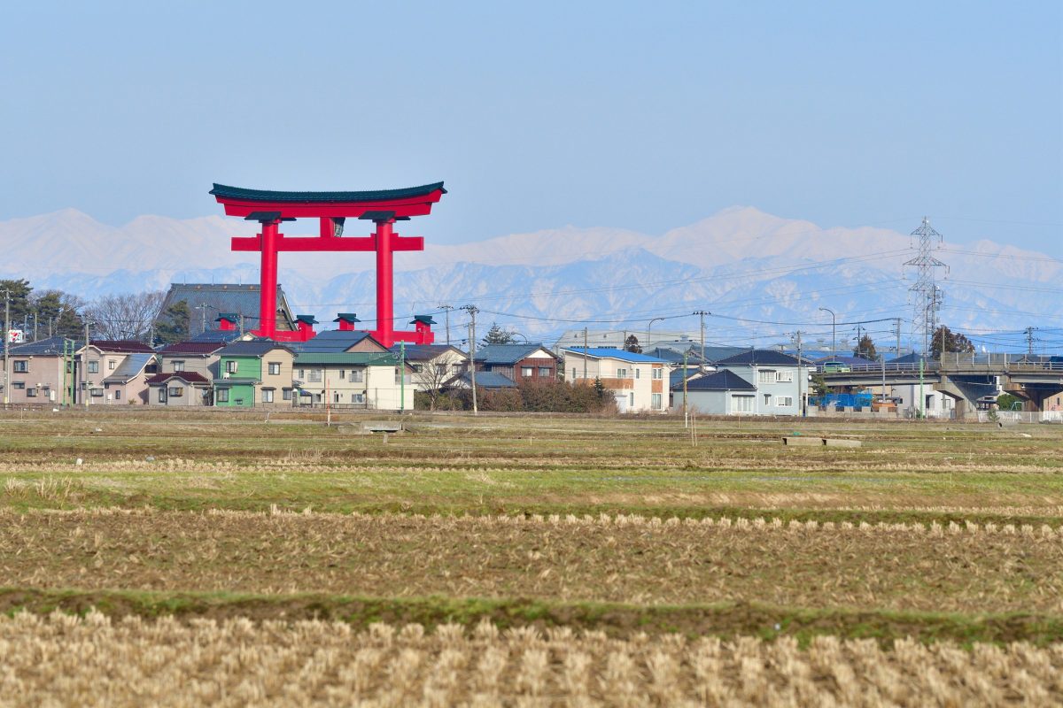 新潟県弥彦村の弥彦大鳥居と田舎の風景