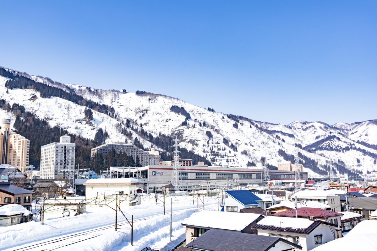 新潟県湯沢町の冬の湯沢駅周辺市街地の町並み
