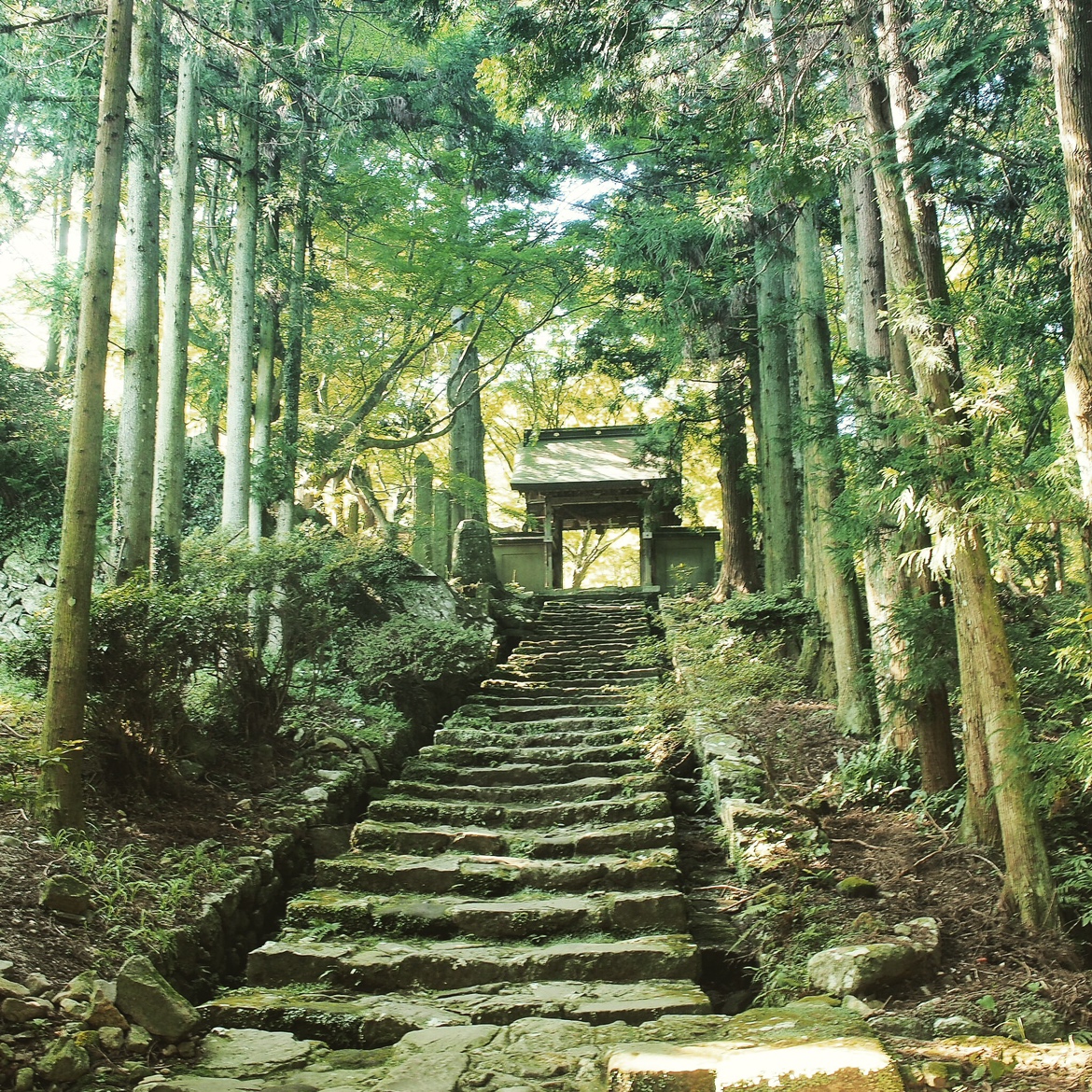 大分県国東市の街並み(国東半島の両子寺の階段の風景。)
