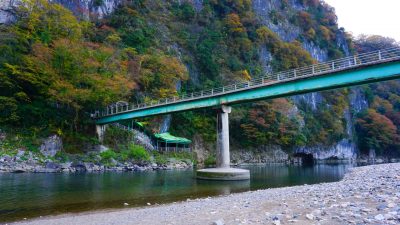 岡山県新見市の街並み(紅葉の季節の井倉洞・井倉の滝)