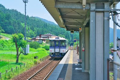 岡山県西粟倉村にある西粟倉駅と電車と町並み