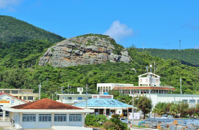 沖縄県伊平屋村の街並み(伊平屋島の玄関口　前泊港と虎頭岩)