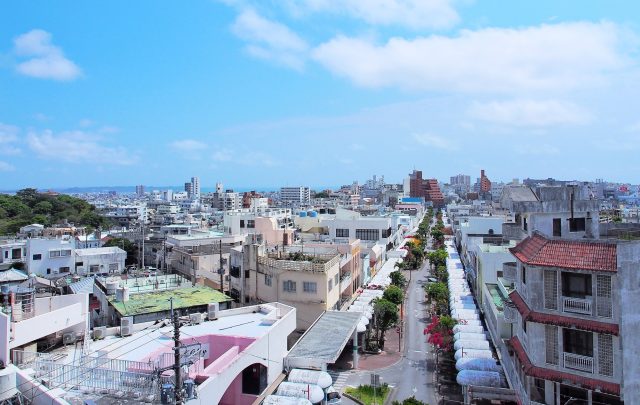 沖縄県沖縄市のコザ地区のメインストリートと町並みの全景