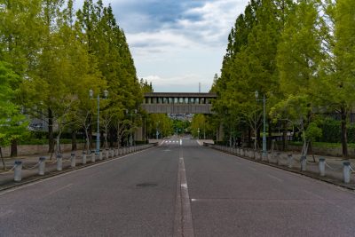 大阪府和泉市の街並み(道路上に掛けられた渡り廊下)