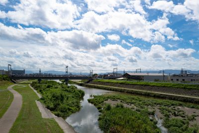 大阪府忠岡町を流れる大津川とその周辺の田舎の風景