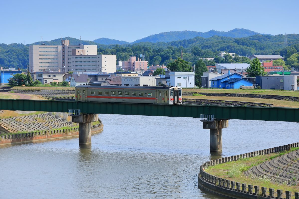 留萌市内を走る電車と街並み