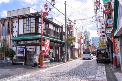 埼玉県秩父市の秩父番通りの市街地の町並み