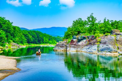 埼玉県長瀞町の長瀞岩畳と河川のきれいな風景