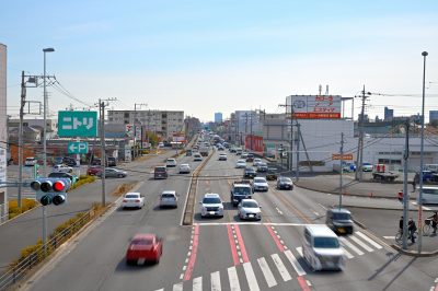 埼玉県桶川市の交差点と市街地の風景