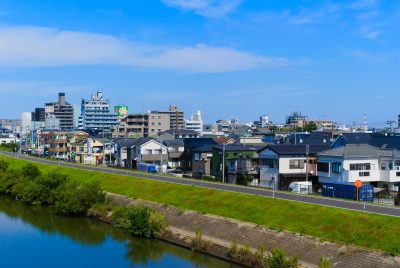 埼玉県吉川市を流れる江戸川と住宅街の風景