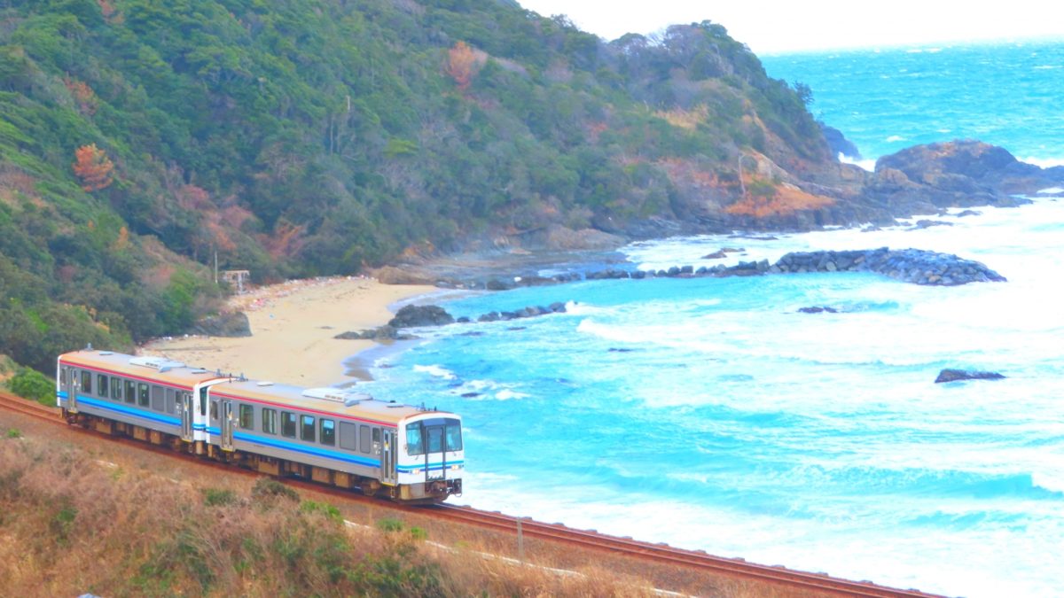 島根県浜田市の街並み(海岸線を走る山陰本線)
