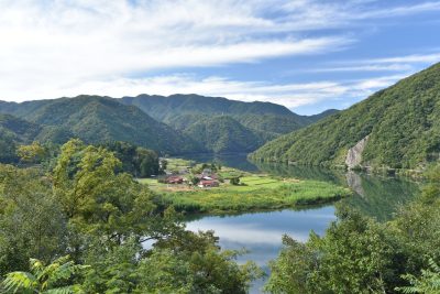 島根県美郷町の河川沿いの集落と里山の風景