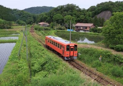 島根県奥出雲町の出雲横田駅周辺の町並みと電車