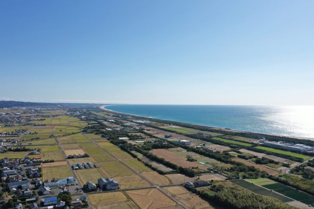 静岡県磐田市の磐田市福田漁港と周辺の田んぼと街並み