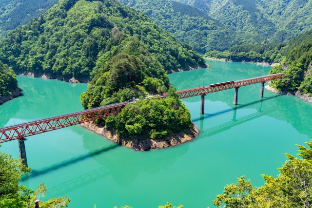 静岡県川根本町の奥大井湖上駅と壮大な湖の風景