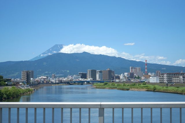 静岡県沼津市の橋の上からの町並みと山