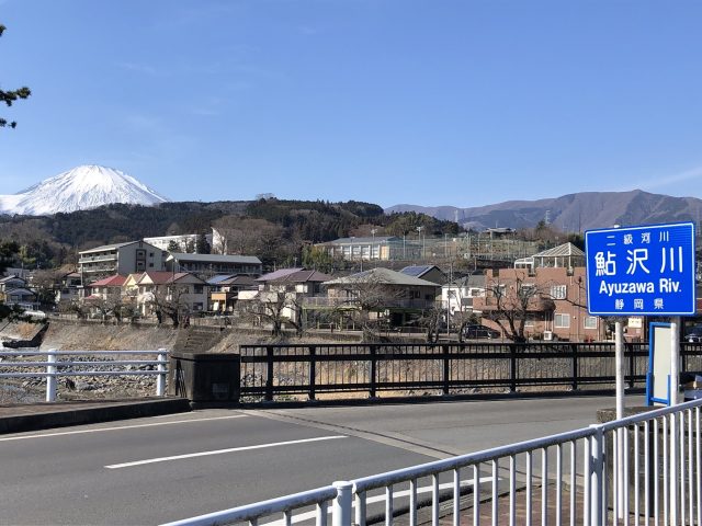 静岡県小山町の鮎沢川と富士山のある町並み
