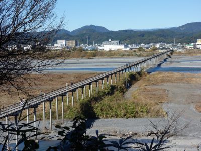 静岡県島田市の蓬莱橋と町並み
