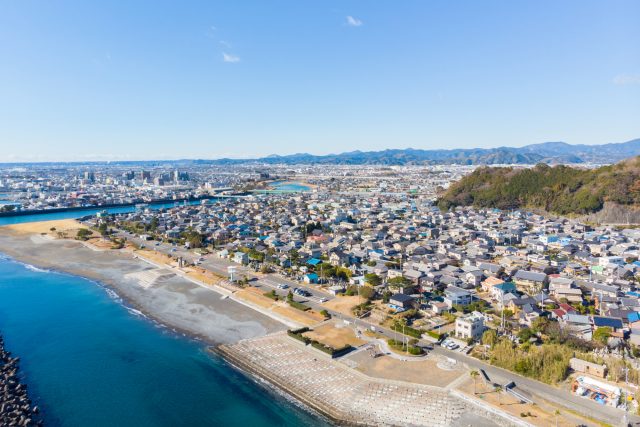 静岡県焼津市の浜当目海水浴場と町並み