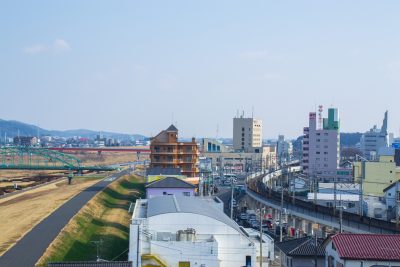 栃木県足利市を流れる渡良瀬川と周辺の町並み