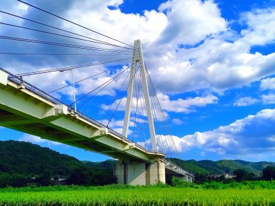 栃木県那須烏山市にある烏山大橋と夏の田舎の風景