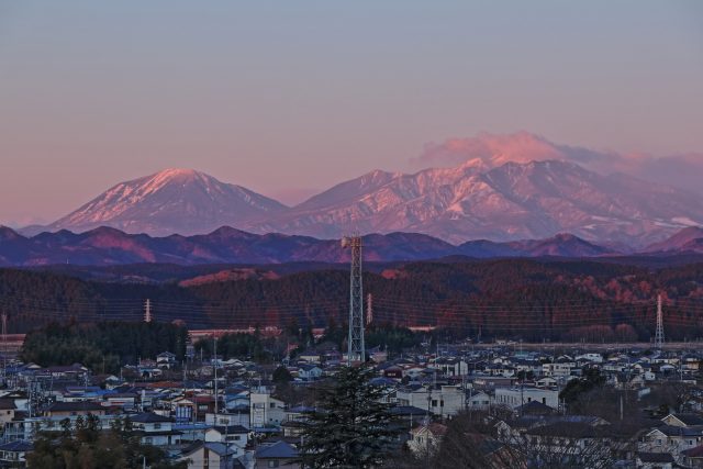 栃木県矢板市から見える山々と冬の町並み