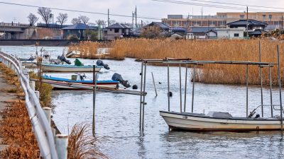 徳島県松茂町を通る旧吉野川沿いの町並みと船着き場