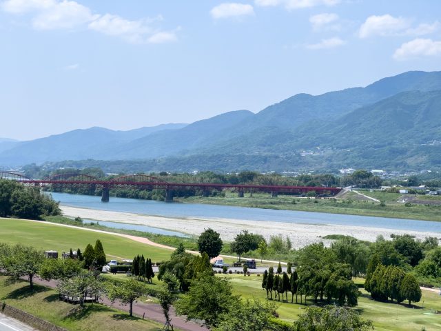 徳島県つるぎ町の吉野川沿いの町並み