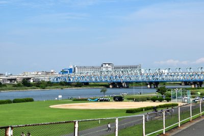 東京都荒川区にある荒川と河川敷の風景
