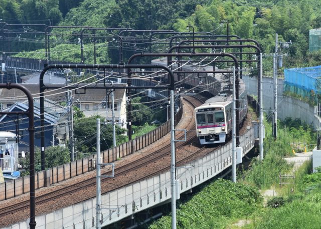 東京都稲城市の街並み(京王相模原線 稲城付近)