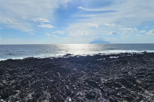 東京都御蔵島村の街並み(御蔵島を望む溶岩流の海岸)