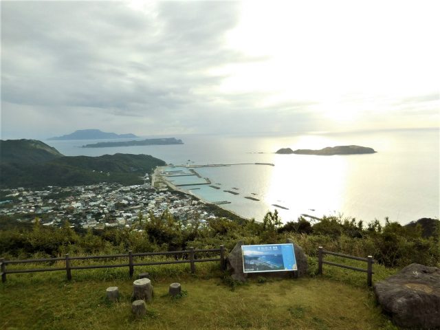 東京都新島村の街並み(新島・富士見峠展望台からの集落)