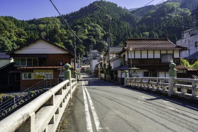 鳥取県日野町の道路沿いの町並み