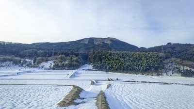鳥取県伯耆町の大山と田舎の田んぼの雪景色