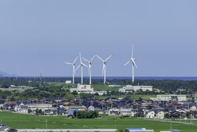鳥取県北栄町の町並みと風力発電施設