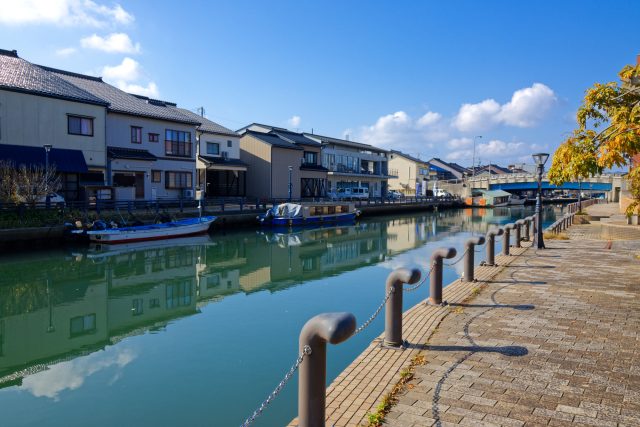 富山県射水市の港町と川沿いの町並み