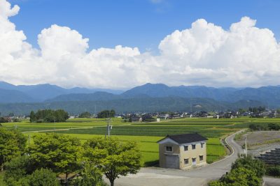 富山県黒部市から見える立山連峰と田舎町
