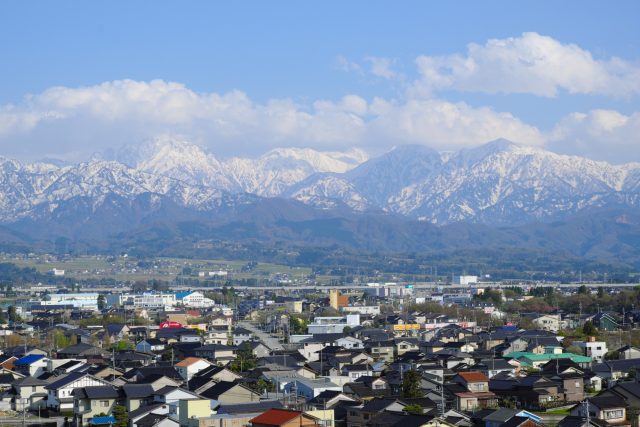 富山県滑川市から見える立山連峰と市街地の町並み