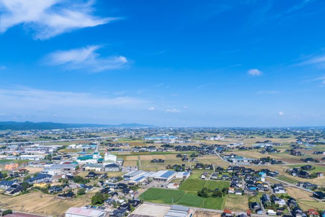 富山県小矢部市の田園風景と集落
