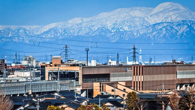 富山県高岡市にある北陸新幹線の新高岡駅と立山連峰の風景