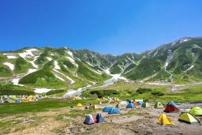 富山県立山町にある雷鳥沢キャンプ場と山々