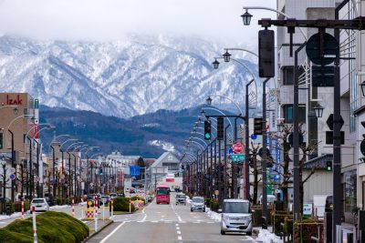 富山県魚津市の駅前の市街地の風景