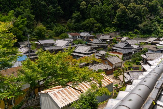和歌山県岩出市の街並み(山に囲まれた集落を山上から俯瞰)