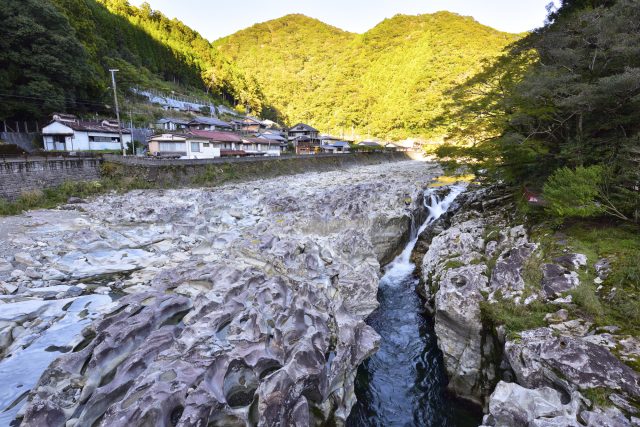 和歌山古座川町の滝の拝と古座川のある町並み